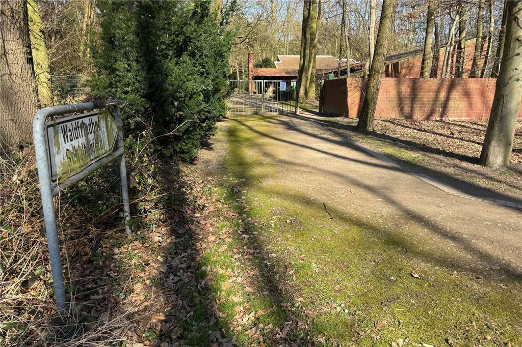 Hinweisschild zum Waldfriedhof Schultenfeld