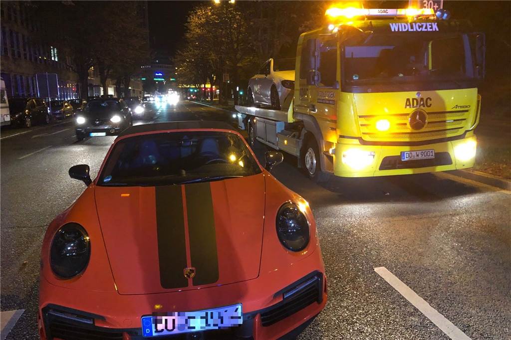 Illegales Rennen: Dortmunder war mit dem Porsche seines Chefs unterwegs Auf dem Wall stoppte die Polizei am Montagabend zwei Autos, die an einem illegalen Autorennen beteiligt gewesen sein sollen.