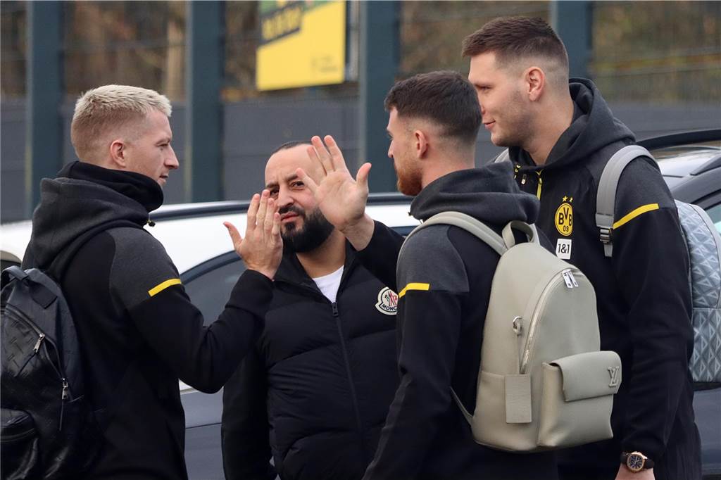 BVB-Kader fürs Topspiel gegen Leipzig: Brunner-Premiere, zwei Rückkehrer, weiterer Ausfall Marco Reus klatscht mit Niklas Süle ab.