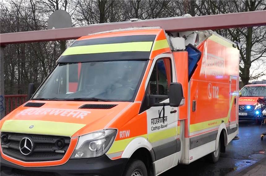Rhein-Herne-Kanal: Rettungswagen mit Patient (63) an Bord kracht gegen Kanalbrücke Auf dem Weg ins Krankenhaus ist ein Rettungswagen am Dienstag an einer Höhenbegrenzung hängengeblieben. Der Aufprall war so stark, dass ein Teil des Wagenaufbaus abgerissen wurde.