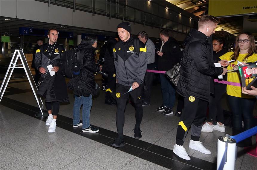 Favre muss seine Startelf umbauen! Mit diesem Kader fliegt der BVB nach Augsburg Auf dem Weg nach Augsburg (v.l.): Mario Götze, Nico Schulz und Marco Reus.