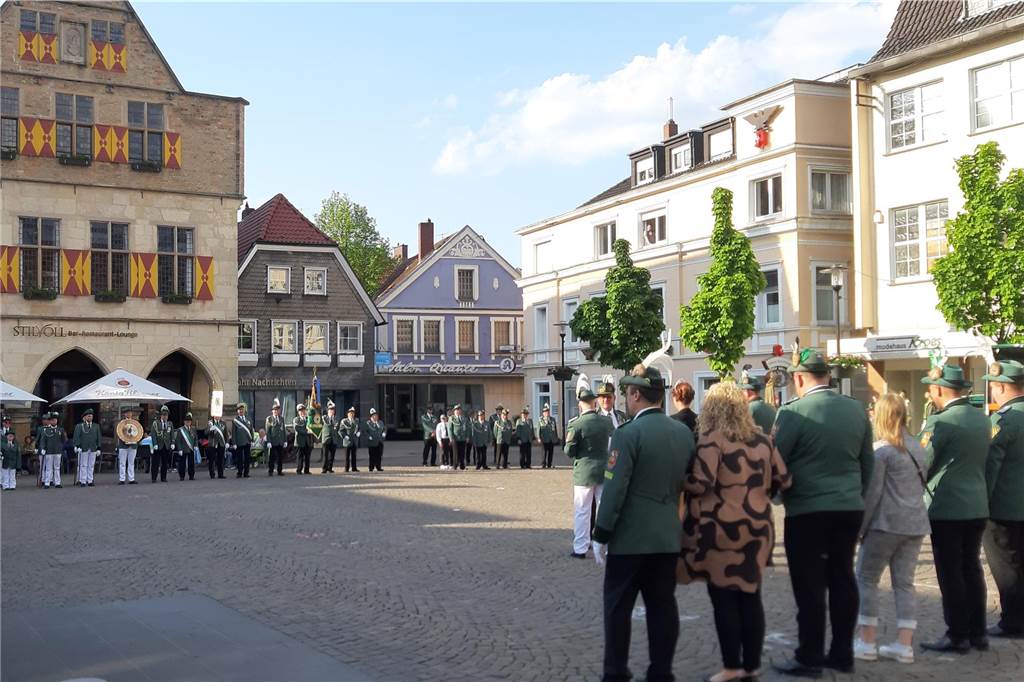 Auf dem Weg vom Kolpinghaus zur Saline kamen die Schützen auch zum Marktplatz. 