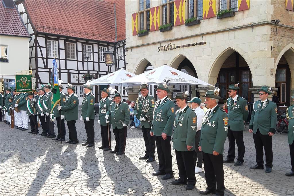 Auf dem Weg vom Kolpinghaus zur Saline kamen die Schützen auch zum Marktplatz. 