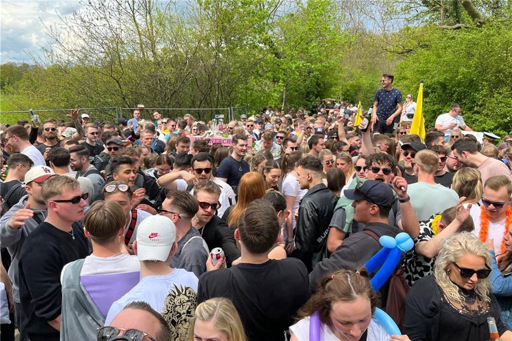 Vom Kriegerdenkmal zur Grillwiese: Maifeier am Cappenberger See in Lünen Eine Menschenmenge steht dicht aneinander gedrängt auf einem Feldweg. Ein Blick vom DJ-Pult.