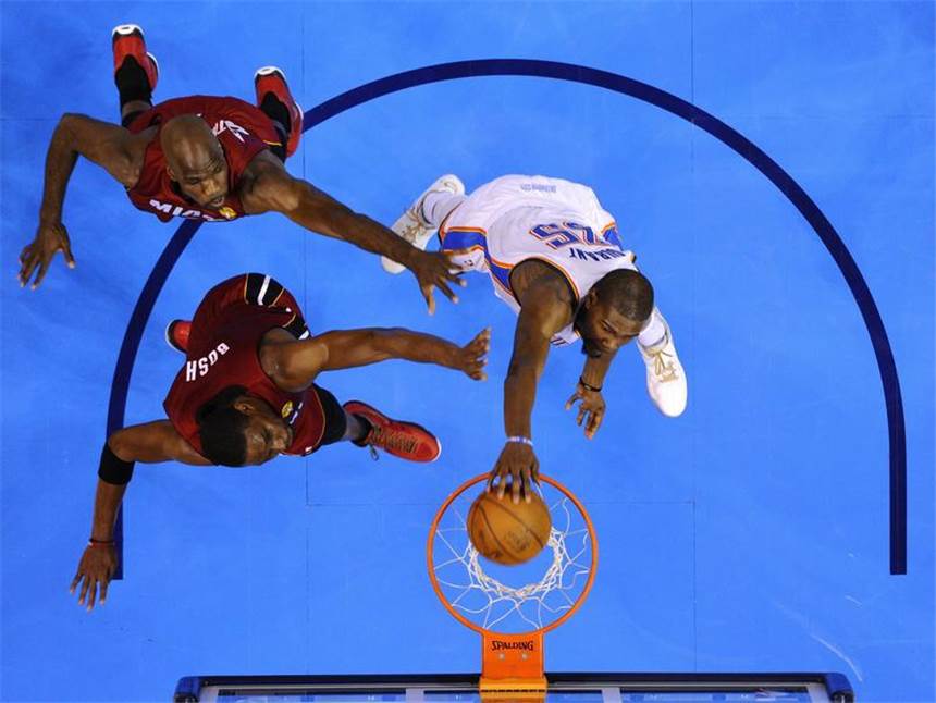 NBA-Finale: Oklahoma führt dank Geduld und Durant Auf dem Weg zum Dunking ist Kevin Durant auch von zwei Heat-Gegnern nicht zu stoppen. Foto: Larry W. Smith