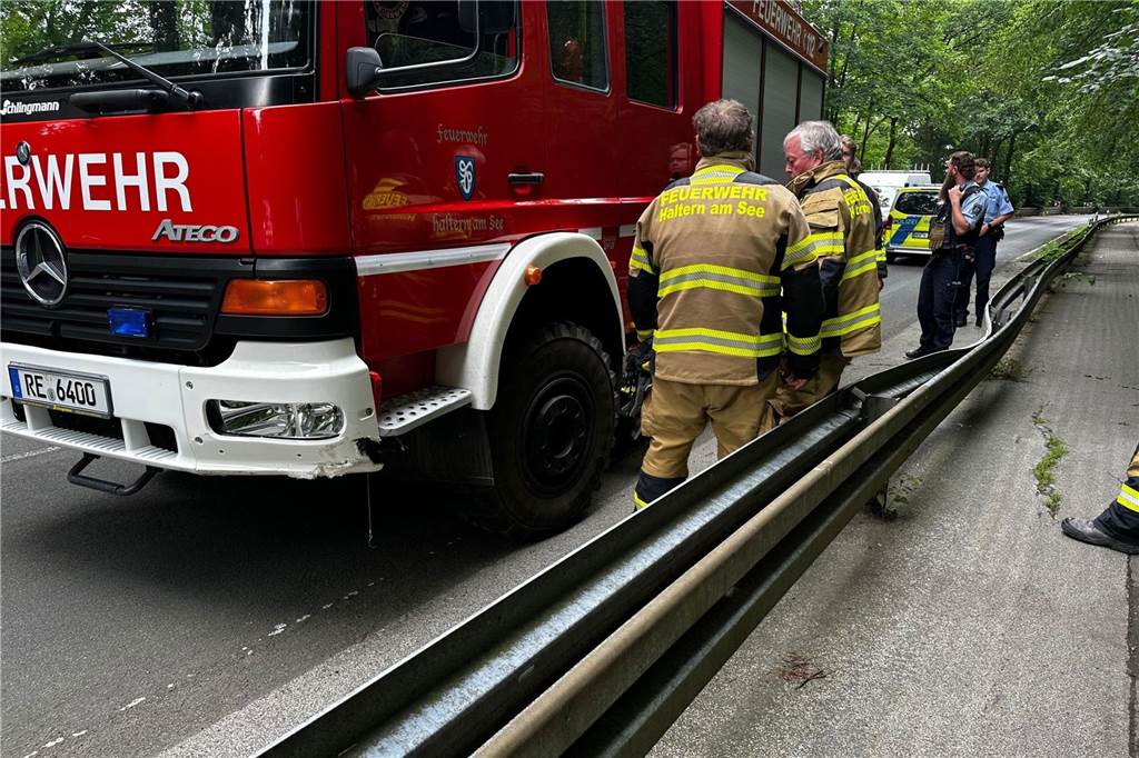 Feuerwehr löscht Brand in Mehrfamilienhaus: Unfall auf Weg zum Einsatz Auf dem Weg zum Einsatz verunglückte ein Feuerwehrwagen auf der Flaesheimer Straße.