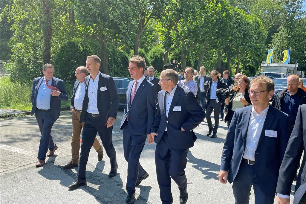 Auf dem Weg zur Baustelle auf der Erdgasverdichter-Station in Ehringhausen. Ministerpräsident Hendrik Wüst (M.) mit Abgeordneten, OGE-Vorstand und Bürgermeister Lothar Christ (r.).