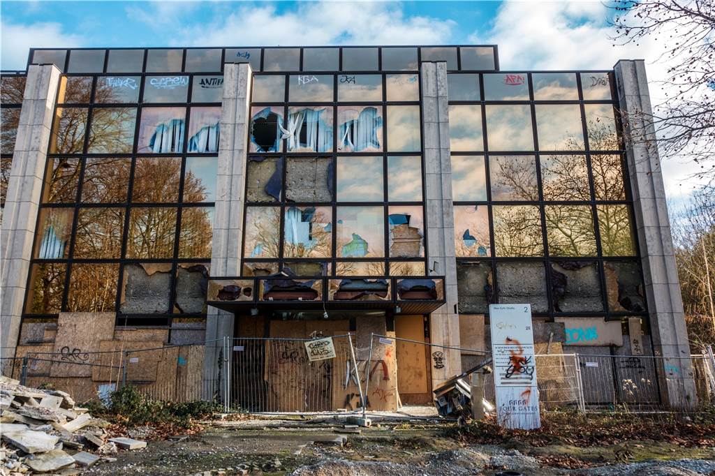 Investor will altes Siemens-Gebäude an der B1 abreißen und ein neues Quartier entwickeln Auf dem Weg zur Ruine: Das Gebäude an der Max-Eyth-Straße 2 in der Gartenstadt soll nun endgültig abgerissen werden.