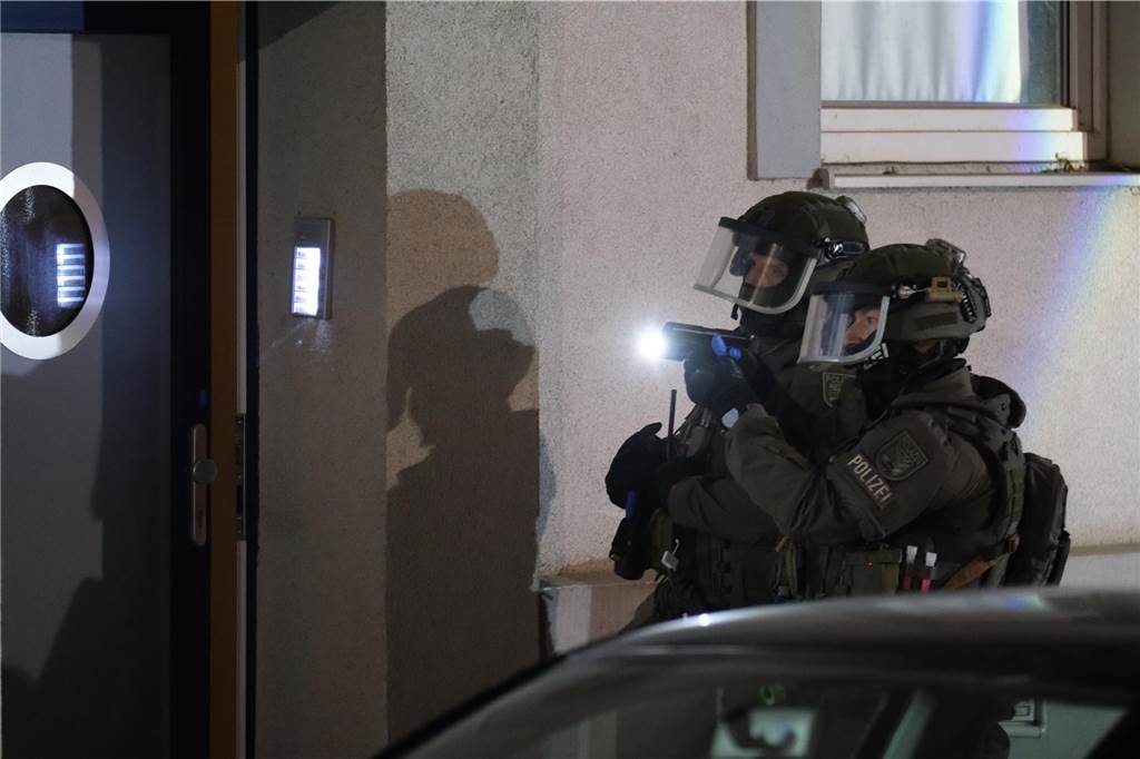 Anschlag auf Magdeburger Weihnachtsmarkt: Fünf Tote, 200 Verletzte - Kanzler Scholz im Livestream Spezialkräfte der Polizei stehen vor einem Mehrfamilienhaus, das in Zusammenhang mit einer Attacke auf den Weihnachtsmarkt in Magdeburg stehen soll.