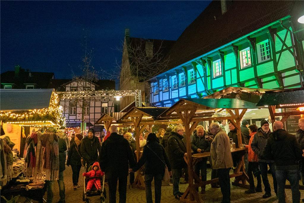 Alle Infos zum Weihnachtsmarkt 2023 im Überblick Besucher tummeln sich auf dem Werner Weihnachtsmarkt.