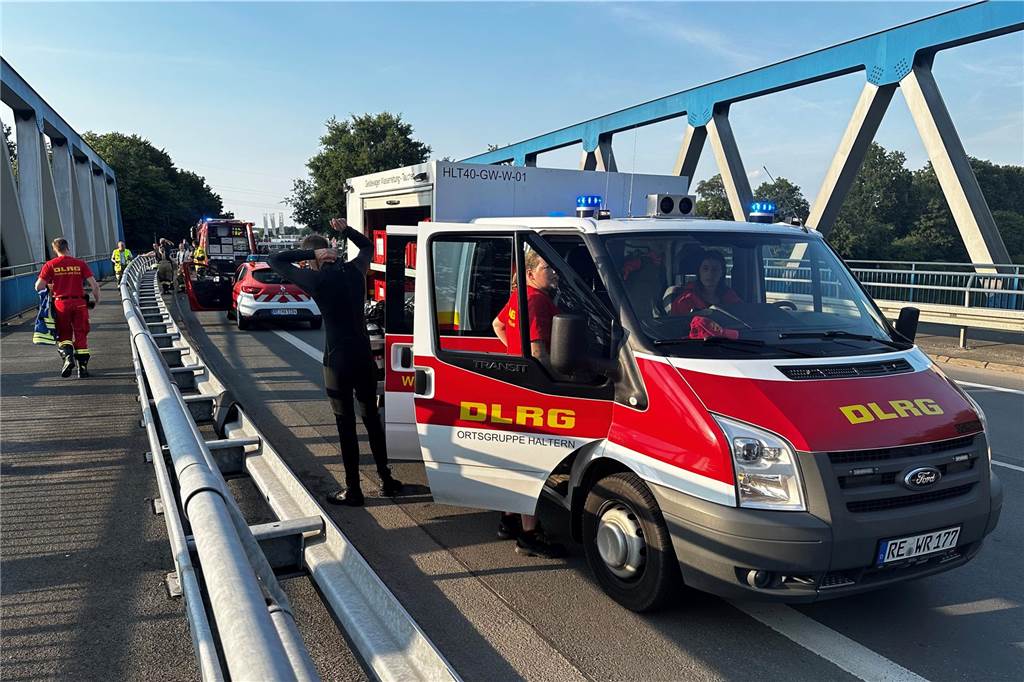 Auf dem Wesel-Datteln-Kanal in Haltern suchte die Feuerwehr am Donnerstagabend (18.7.) nach einer vermissten Person. Zuvor war ein herrenloses Kajak auf dem Wasser gemeldet worden.