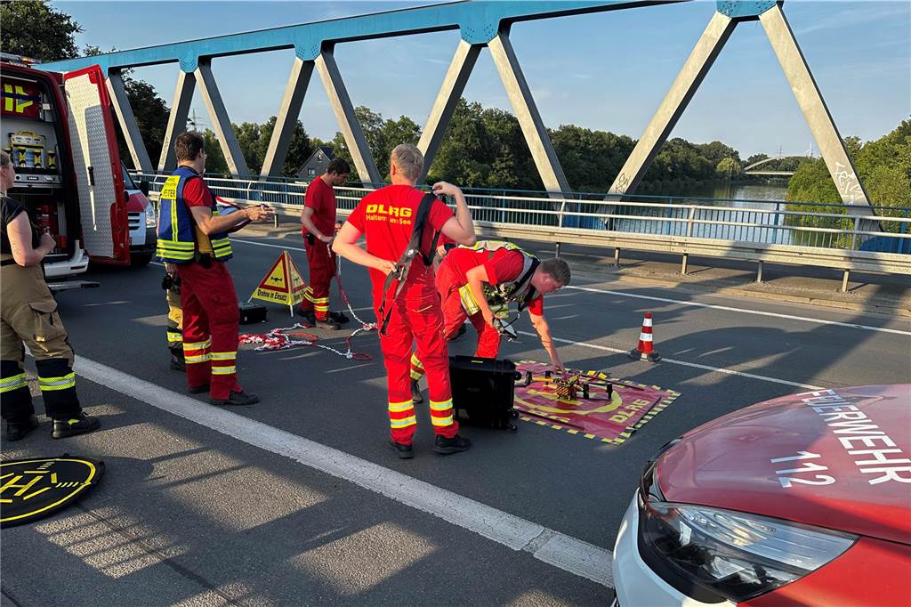 Auf dem Wesel-Datteln-Kanal in Haltern suchte die Feuerwehr am Donnerstagabend (18.7.) nach einer vermissten Person. Zuvor war ein herrenloses Kajak auf dem Wasser gemeldet worden.