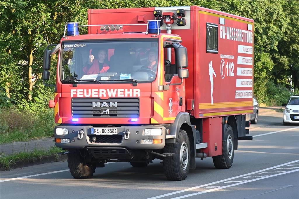 Auf dem Wesel-Datteln-Kanal in Haltern suchte die Feuerwehr am Donnerstagabend (18.7.) nach einer vermissten Person. Zuvor war ein herrenloses Kajak auf dem Wasser gemeldet worden.