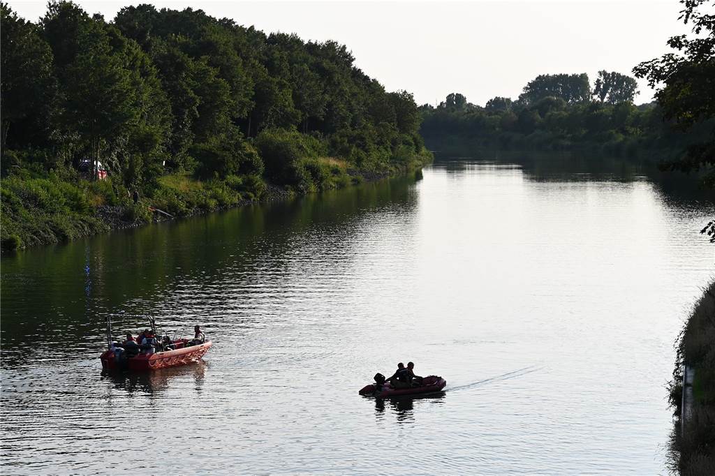 Auf dem Wesel-Datteln-Kanal in Haltern suchte die Feuerwehr am Donnerstagabend (18.7.) nach einer vermissten Person. Zuvor war ein herrenloses Kajak auf dem Wasser gemeldet worden.
