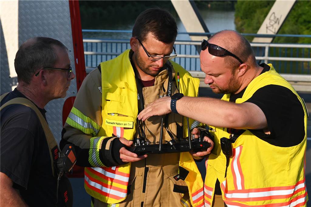 Auf dem Wesel-Datteln-Kanal in Haltern suchte die Feuerwehr am Donnerstagabend (18.7.) nach einer vermissten Person. Zuvor war ein herrenloses Kajak auf dem Wasser gemeldet worden.