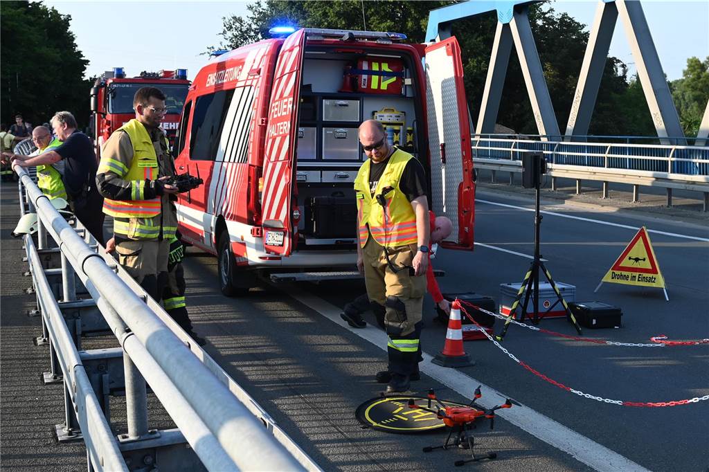 Auf dem Wesel-Datteln-Kanal in Haltern suchte die Feuerwehr am Donnerstagabend (18.7.) nach einer vermissten Person. Zuvor war ein herrenloses Kajak auf dem Wasser gemeldet worden.