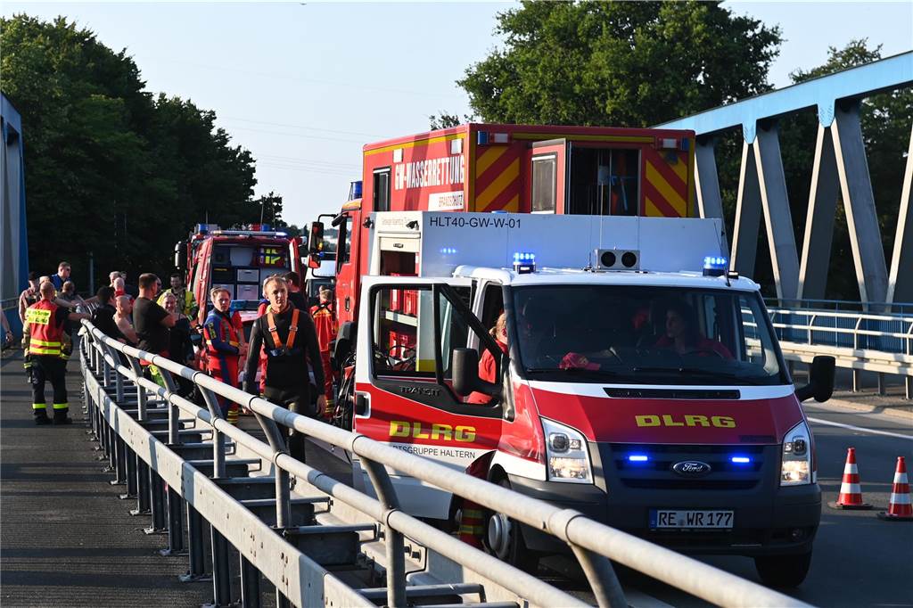 Auf dem Wesel-Datteln-Kanal in Haltern suchte die Feuerwehr am Donnerstagabend (18.7.) nach einer vermissten Person. Zuvor war ein herrenloses Kajak auf dem Wasser gemeldet worden.
