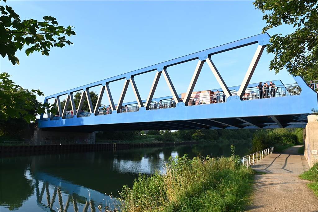 Auf dem Wesel-Datteln-Kanal in Haltern suchte die Feuerwehr am Donnerstagabend (18.7.) nach einer vermissten Person. Zuvor war ein herrenloses Kajak auf dem Wasser gemeldet worden.