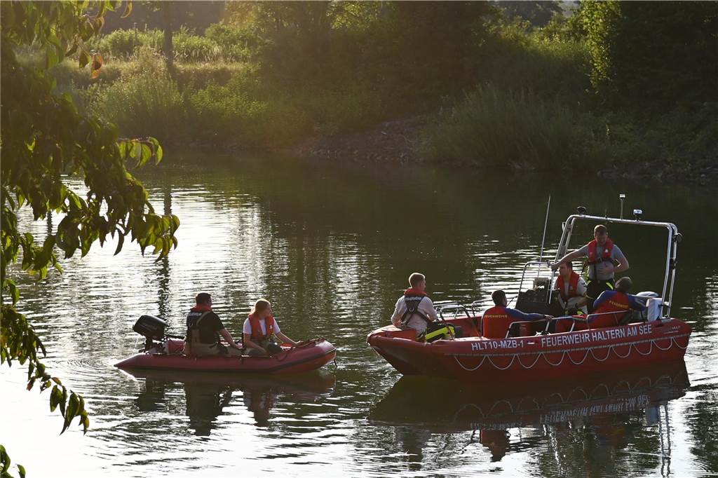 Auf dem Wesel-Datteln-Kanal in Haltern suchte die Feuerwehr am Donnerstagabend (18.7.) nach einer vermissten Person. Zuvor war ein herrenloses Kajak auf dem Wasser gemeldet worden.