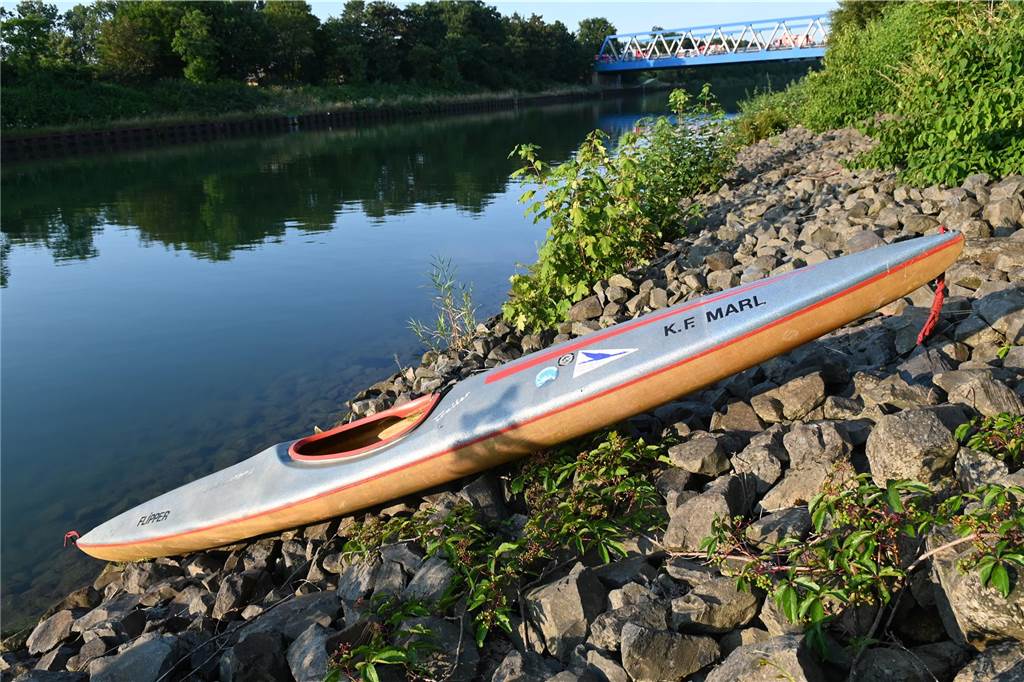 Auf dem Wesel-Datteln-Kanal in Haltern suchte die Feuerwehr am Donnerstagabend (18.7.) nach einer vermissten Person. Zuvor war ein herrenloses Kajak auf dem Wasser gemeldet worden.