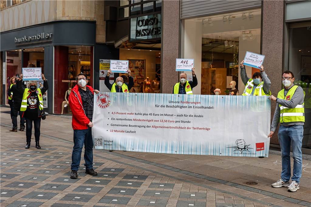 Auf dem Westenhellweg gab es eine Protest-Aktion - über die sich Mitarbeitende aus der nahen H&M-Filiale beschwerten.