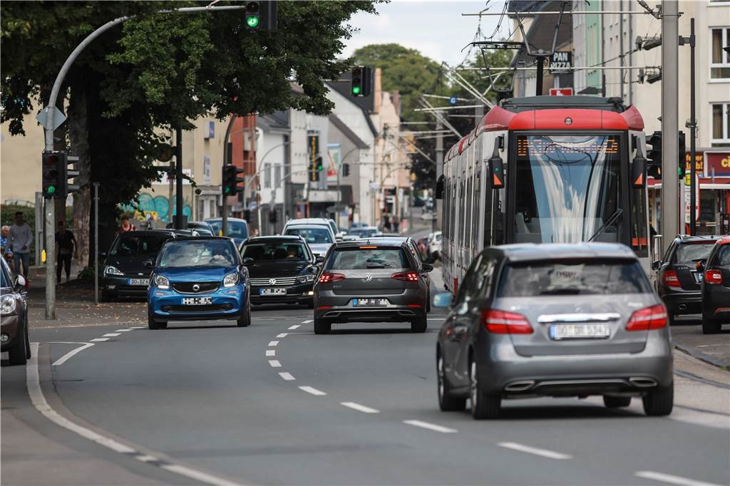 15 Unfälle in 7 Monaten - Polizei, DSW21 und ADAC erklären Gefahren in Wickede Auf dem Wickeder Hellweg gibt es eine besondere Verkehrssituation: Auf manchen Abschnitten fahren Autofahrer zwischen dem Gegenverkehr und der Stadtbahn.