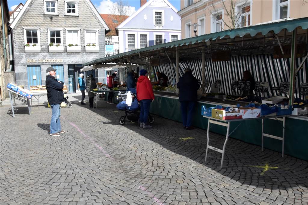 Markt in Werne: Obsthändler berichtet von kuriosen Schutzmaßnahmen Auf dem Wochenmarkt gibt es inzwischen Bodenmarkierungen, die das Abstandhalten erleichtern.