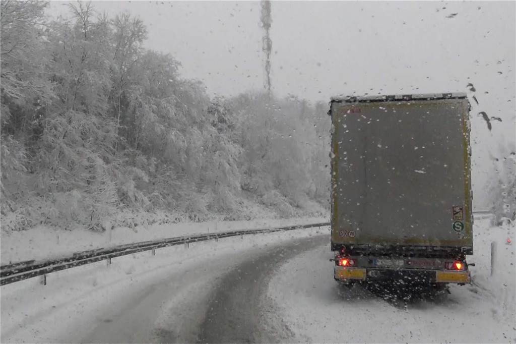 Schneechaos auf der A45: Lkw auf Dortmunder Autobahn bleiben liegen Auf den Auf- und Abfahrten zur A45 blieben Lkw liegen.