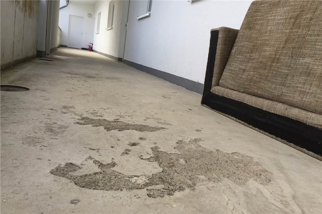 Neubau ist seit Jahren teils ein Rohbau - Mieter ist stocksauer Auf den Außenfluren der Etagen besteht der Fußboden aus nacktem Beton, der an manchen Stellen auch Löcher aufweist.