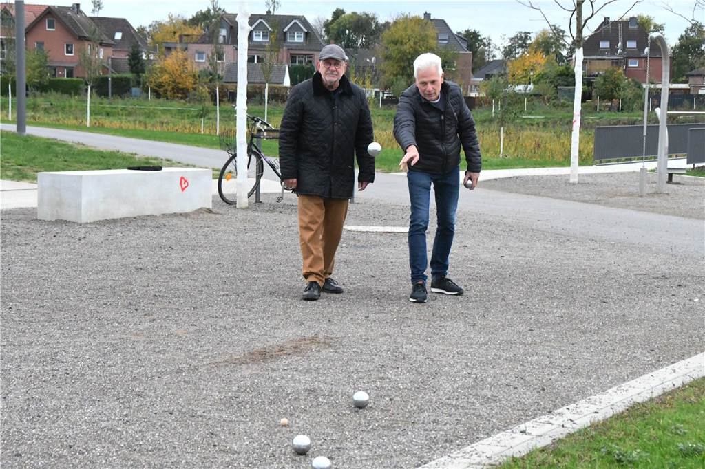 Neue Boulebahn in Cappenberg bald fertig: Die Idee kam im Bootsurlaub Auf den Bahnen im Auenpark (hier ein Bild von 2020) wird schon regelmäßig Boule gespielt.