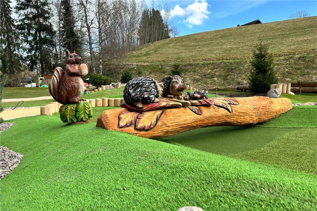 Adventure-Golfanlage im Stiegenpark: Konkrete Pläne auf dem Tisch Auf den Bahnen spielt man über, durch oder um Hindernisse herum. Diese Anlage hat die Abenteuer GolfProjekt GmbH im Schwarzwald realisiert.