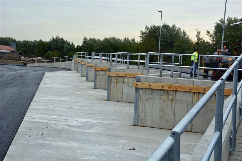 Rampen führen künftig zu den Containern des Olfener Werstoffhofs Auf den Betonflächen stehen künftig die verschiedenen Container, die von den Nutzern von der Rampe befüllt werden. Beton deswegen, damit die Fläche beim Rangieren der Container nicht beschädigt wird.