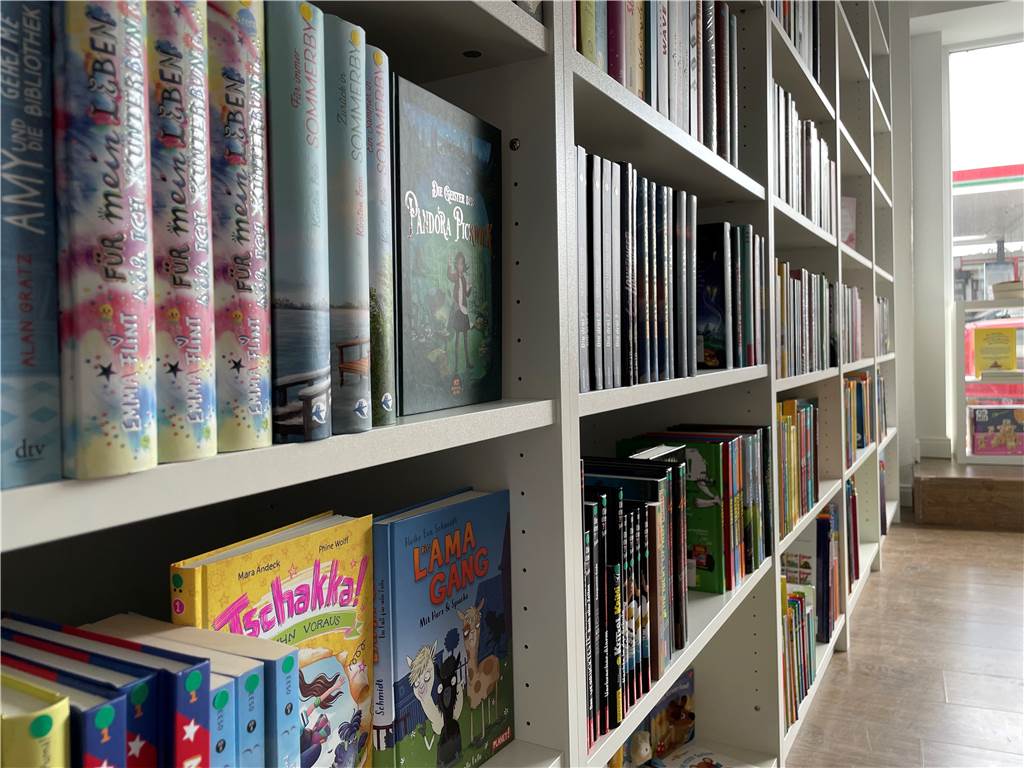 Eröffnung: Buchladen in Castrop-Rauxel startet mit besonderer Aktion Auf den Buchrücken der Kinderbücher kleben Aufkleber, die anzeigen, für welche Altersklasse das Buch ist. Ganz unten stehen die Bücher für die Kleinsten.