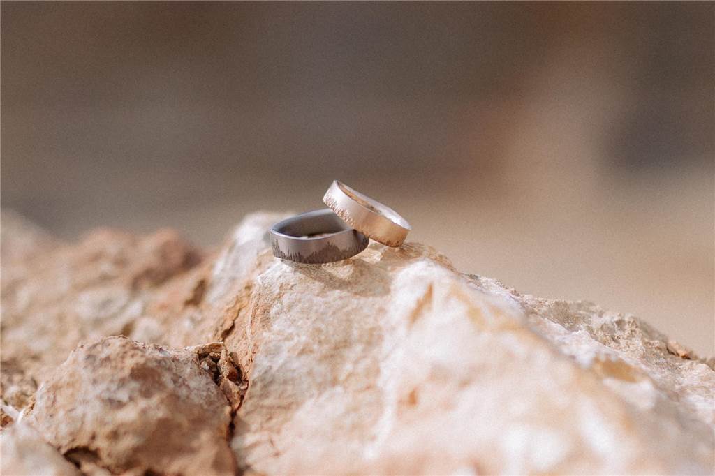 Das erste Ehejahr: Fabian und Sabrina sind ein Jahr verheiratet Die Ringe zeigen eine Bergsilhouette.