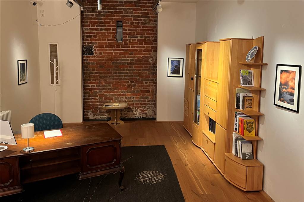 Neuer Escape Room im Kult vermittelt spielerisch Heimat-Geschichte In dem Escape Room stehen unter anderem ein Schreibtisch und ein großer Schrank.