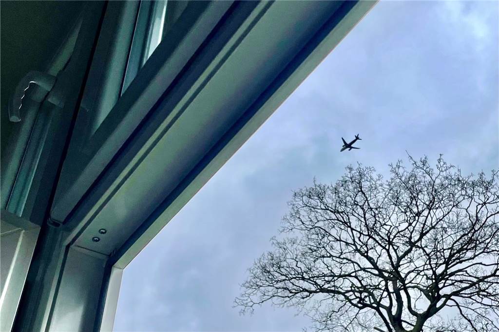 Wohnen in der Einflugschneise: „Der Dortmunder Flughafen ist ein Ego-Ding“ Auf den ersten Blick so weit weg: Der Lärm der startenden Wizz-Air-Maschine, die über Aplerbeck hinwegflog, war schon enorm.