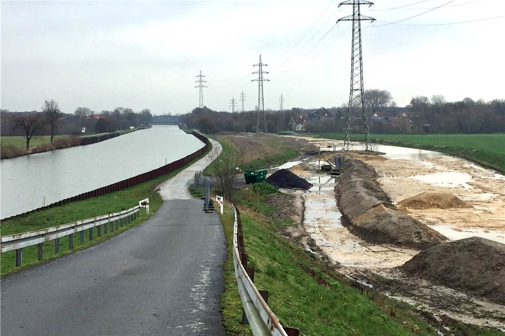 Zeitplan für den Bau der neuen Brücke Gahmener Straße steht: Kurzzeitige Vollsperrungen Auf den Flächen neben der Brücke werden Baucontainer gestellt und auf der anderen Seite die Teile der neuen Brücke montiert.
