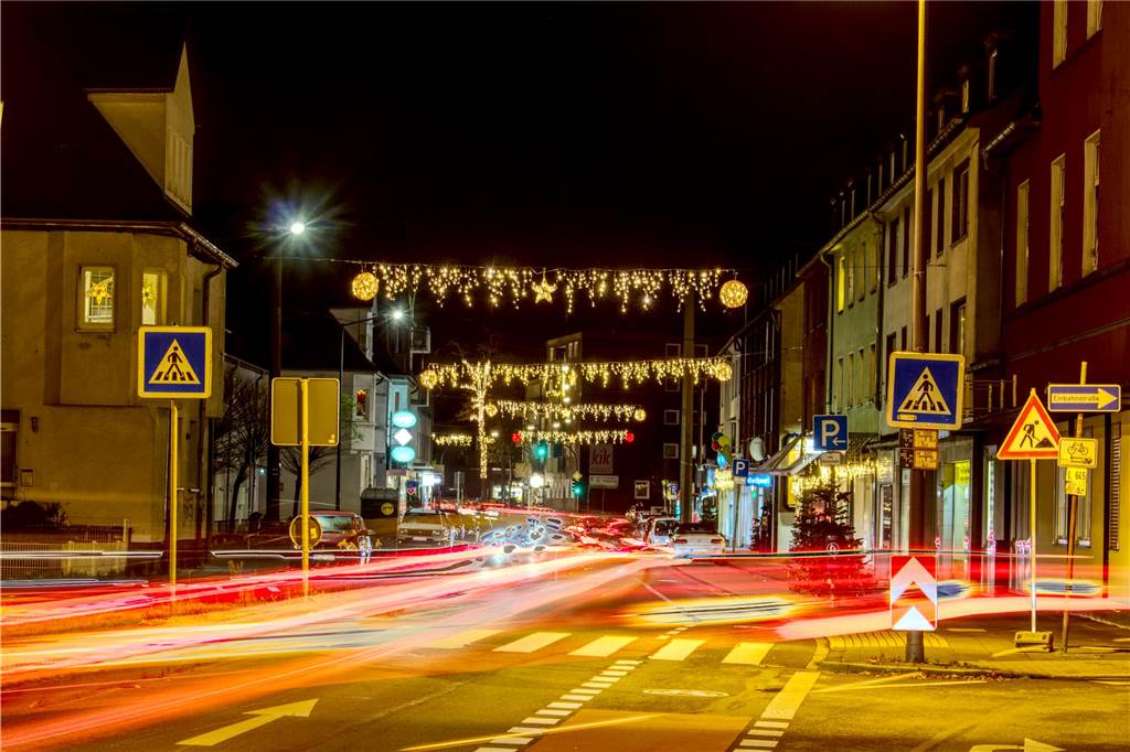 Zu sehen ist die Ickerner Straße in Castrop-Rauxel. Die Lichter von Autos sind als ineinandergeflossene Lichtspuren zu sehen.