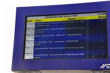 Auf den Hinweistafeln der Bahn am Lüner Hauptbahnhof werden die Züge noch angezeigt. Die RB51 fährt jetzt mit verringerter Geschwindigkeit.