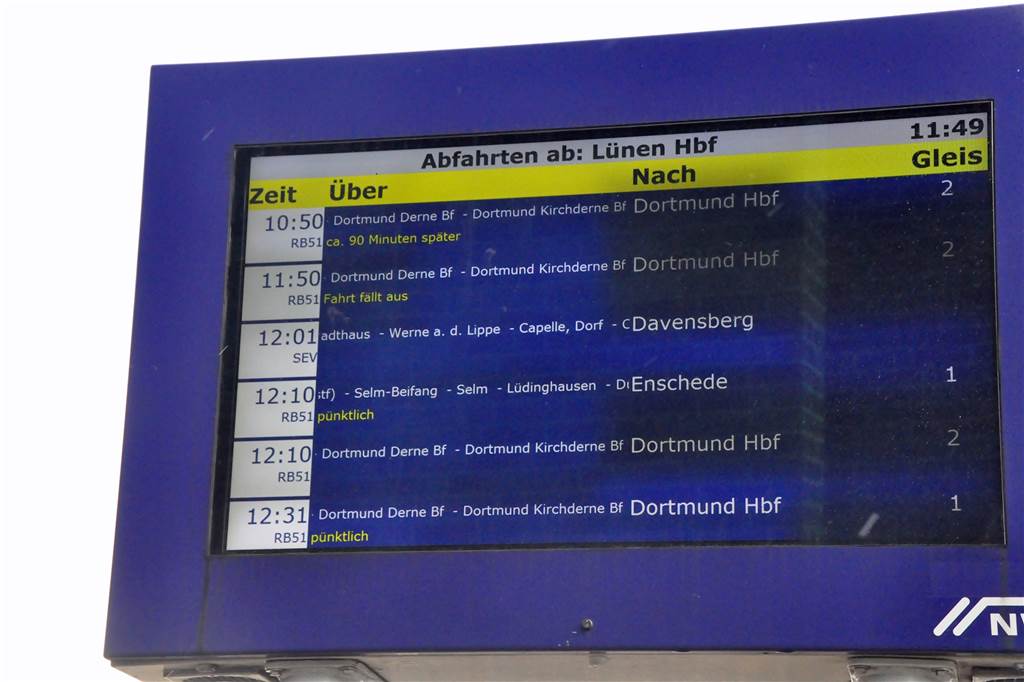 Sturm Sabine verunsichert einige Eltern: Kinder kamen trotz Unterrichtsfrei zur Schule Auf den Hinweistafeln der Bahn am Lüner Hauptbahnhof werden die Züge am Montag noch angezeigt. Die RB51 fährt ab dem frühen Nachmittag mit reduzierter Geschwindigkeit.