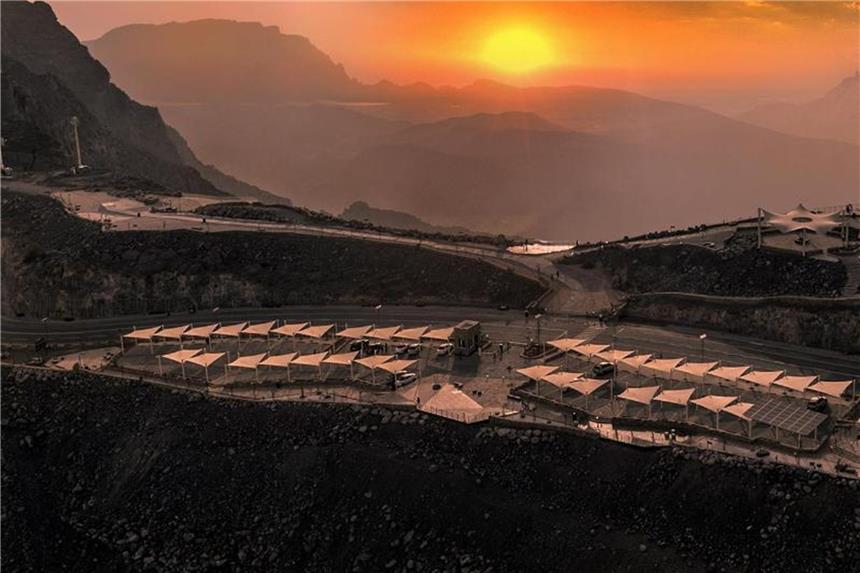 Seilrutschen in der Emirate und Radwandern in Schweden Auf den höchsten Berg im Emirat Ras Al Khaimah führt jetzt ein Bus-Shuttle - oben beginnt die längste Seilrutsche der Welt. Foto: Ras Al Khaimah Tourism Development Authority