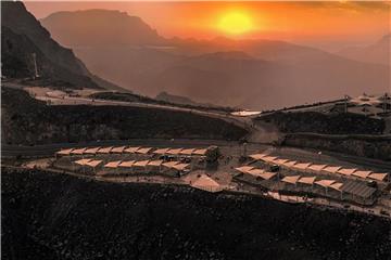 Auf den höchsten Berg im Emirat Ras Al Khaimah führt jetzt ein Bus-Shuttle - oben beginnt die längste Seilrutsche der Welt. Foto: Ras Al Khaimah Tourism Development Authority