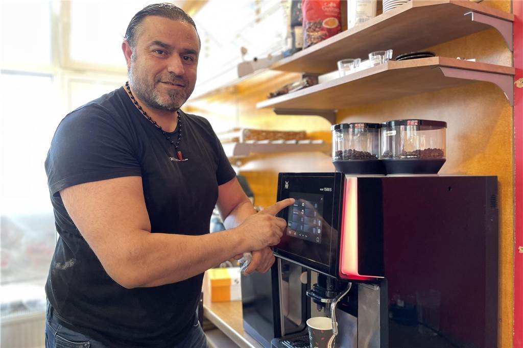 Murat Celik (44) eröffnet Backshop am Marktplatz in Lütgendortmund Murat Celik bedient den Kaffeeautomaten in seinem bald eröffnenden Backshop.