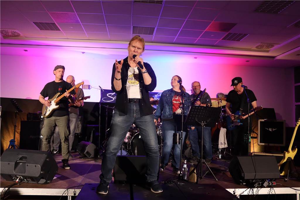 "Ramirez in Rock": Drei Bands begeistern das Publikum Auf den Lautsprechern stehend eröffnete Jürgen Ott die Show von "CoverUp".