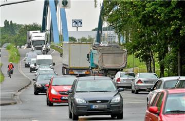 Auf den Lüner Durchgangsstraßen, hier die B54 (Dortmunder Straße), sind viele Lastwagen unterwegs. Die Stadt will, dass es weniger werden.