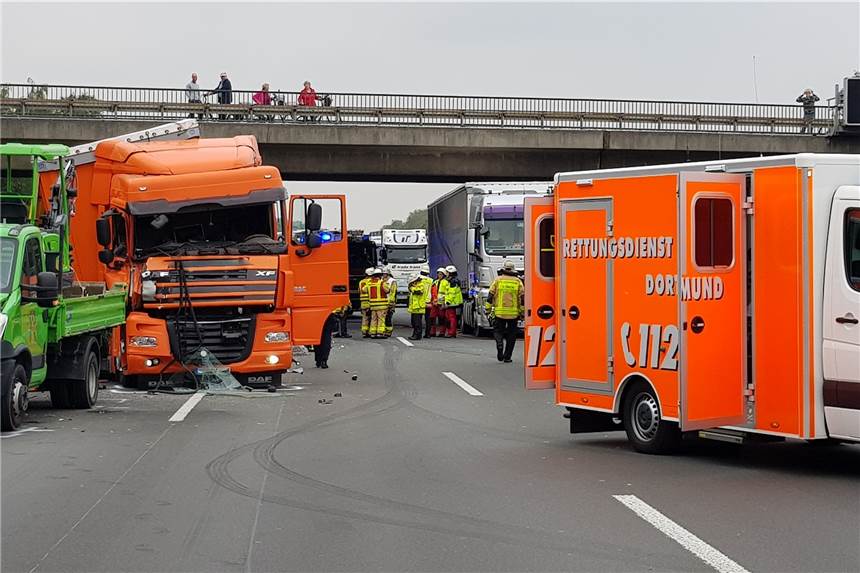 Tödlicher Unfall auf der A2 bei Lanstrop – Autobahn wieder frei Auf den orangefarbenen Sattelzug fuhr ein Tiertransporter (nicht im Bild) auf, dessen Fahrer offenbar noch an der Unfallstelle gestorben ist.