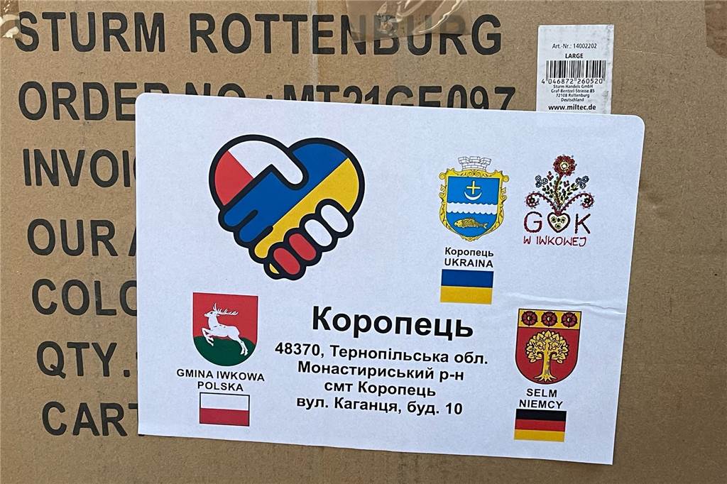 Mit Spenden aus Selm: Weitere Hilfslieferungen gelangen in die Ukraine Auf den Paketen ist auch das Wappen der Stadt Selm zu sehen.