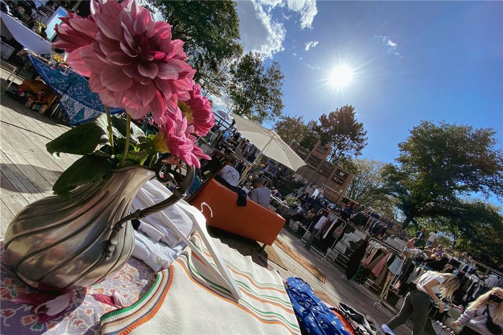 Oude-Couture-Flohmarkt, viel Musik und Kunst im Bürgerpark Dorsten Auf den Rängen des Amphitheaters im Bürgerpark findet am Samstag der Oude-Couture-Flohmarkt statt.