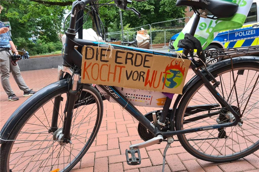 Zwei Krankenwagen sprengen Fridays-For-Future-Blockade in Lünen Auf den Schildern an ihren Fahrrädern übermittelten die Teilnehmenden der Demonstration klare Botschaften.