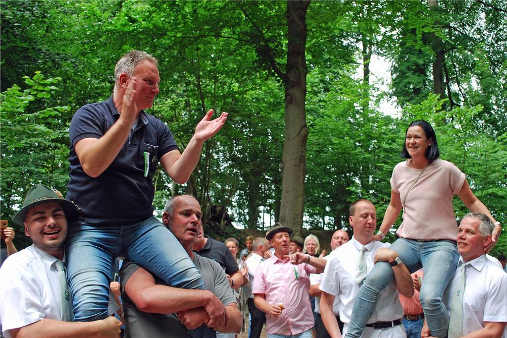 Um 13.40 Uhr brandet Jubel auf: Peter Noll ist der neue Regent in Haulingort Auf den Schultern getragen wurde das neue Königspaar Peter Noll und Andrea Heimann. Die Ehrenpaare Christof Heimann und Julia Bomberg sowie Martin Bomberg und Andrea Noll komplettieren die Throngemeinschaft.